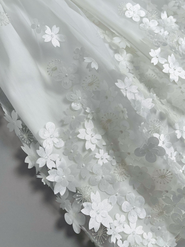 Длинное вечернее белое платье, Фрейзии