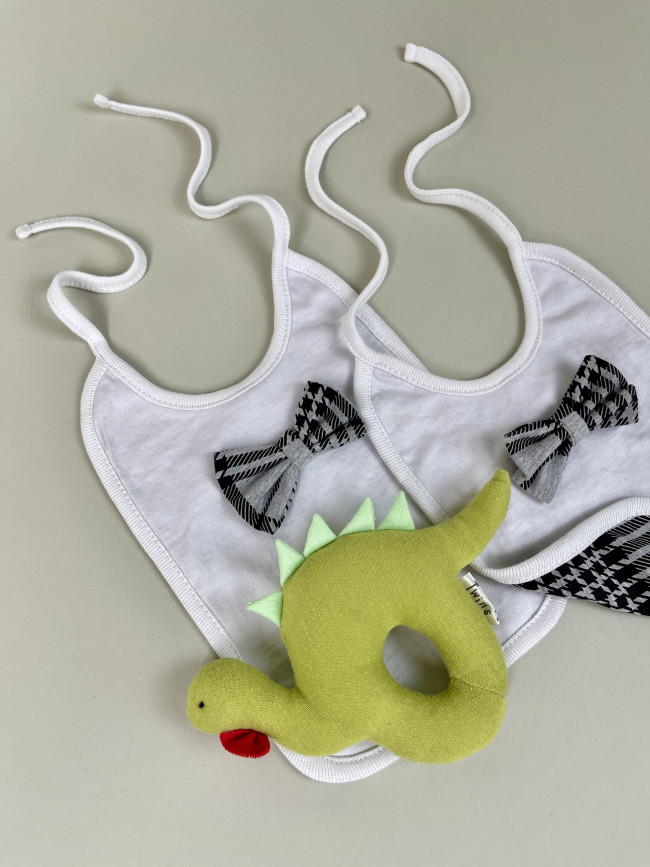 Комплект "Маленький джентльмен" (нагрудник + игрушка Динозавр)