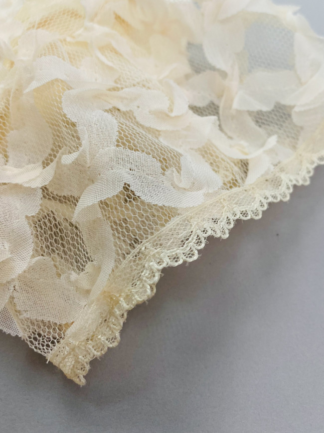 Нарядный комплект для девочки: комбинезон с пеньюаром, айвори, Ажурная клетка Нарядный комплект для девочки: комбинезон с пеньюаром, айвори, Ажурная клетка