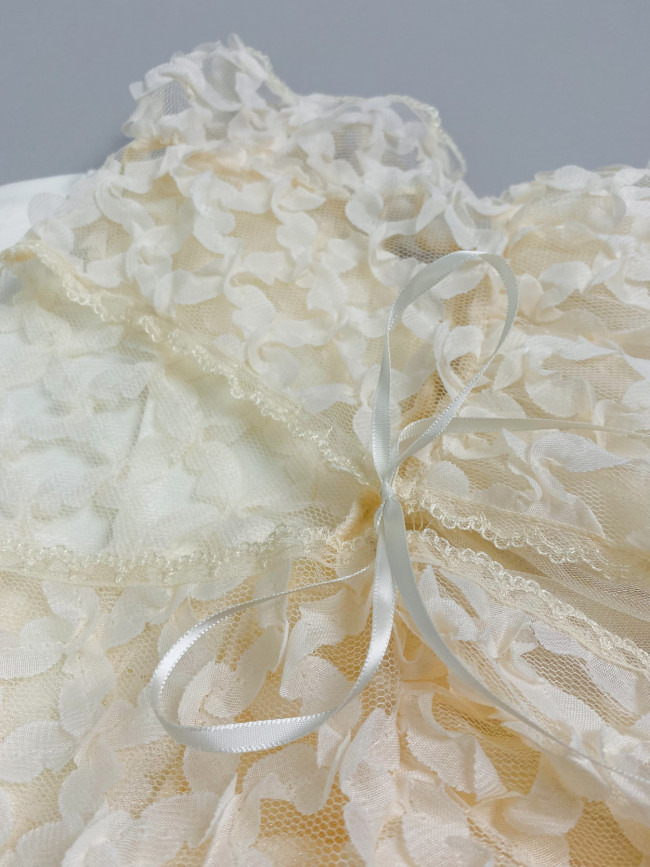 Нарядный комплект для девочки: комбинезон с пеньюаром, айвори, Ажурная клетка Нарядный комплект для девочки: комбинезон с пеньюаром, айвори, Ажурная клетка