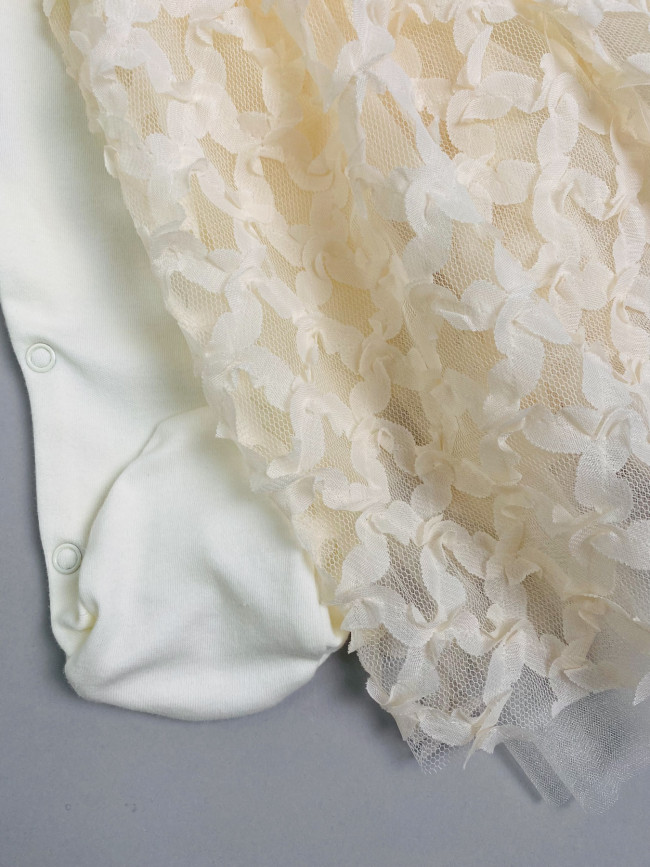 Нарядный комплект для девочки: комбинезон с пеньюаром, айвори, Ажурная клетка Нарядный комплект для девочки: комбинезон с пеньюаром, айвори, Ажурная клетка