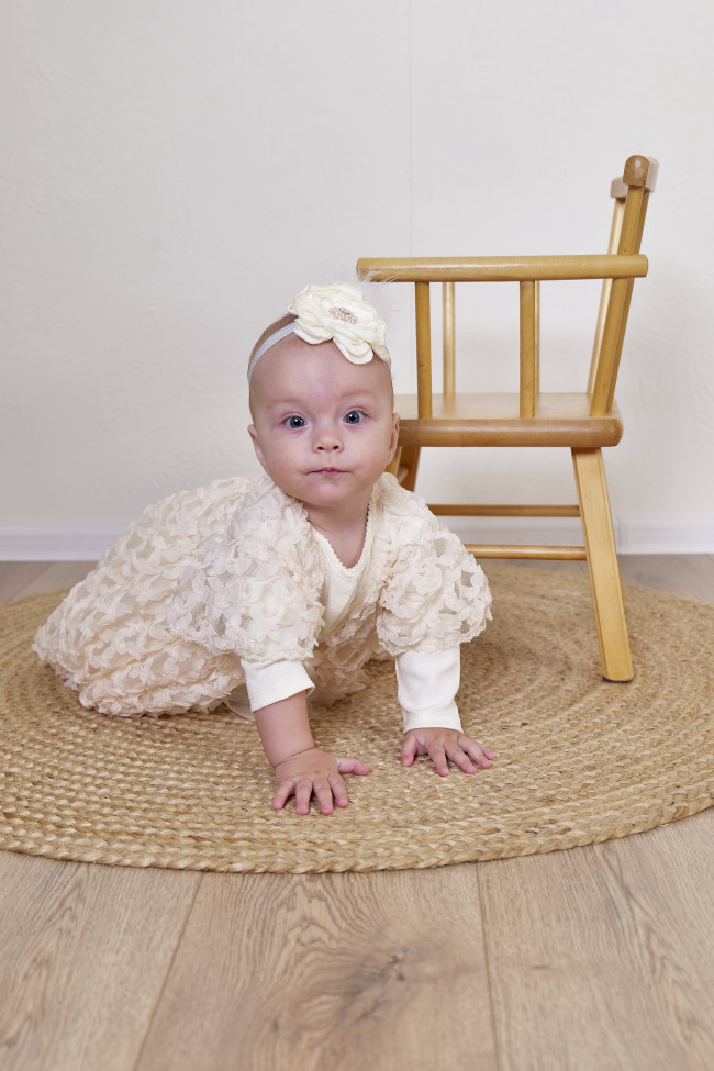 Нарядный комплект для девочки: комбинезон с пеньюаром, айвори, Ажурная клетка Нарядный комплект для девочки: комбинезон с пеньюаром, айвори, Ажурная клетка