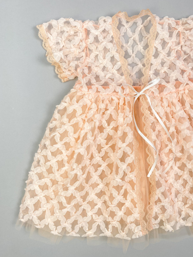 Нарядный комплект для девочки: комбинезон с пеньюаром, персиковый, Ажурная клетка Нарядный комплект для девочки: комбинезон с пеньюаром, персиковый, Ажурная клетка