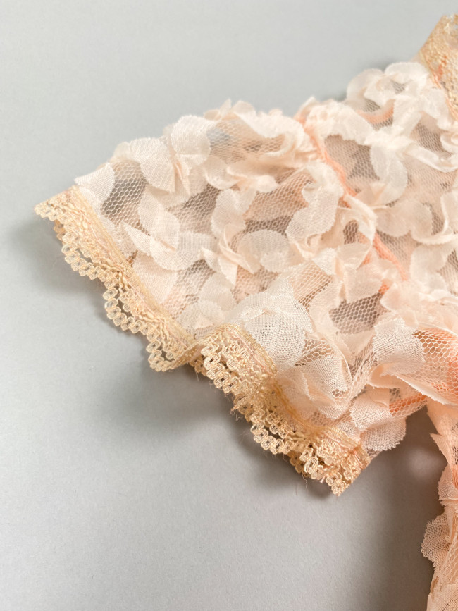 Нарядный комплект для девочки: комбинезон с пеньюаром, персиковый, Ажурная клетка Нарядный комплект для девочки: комбинезон с пеньюаром, персиковый, Ажурная клетка