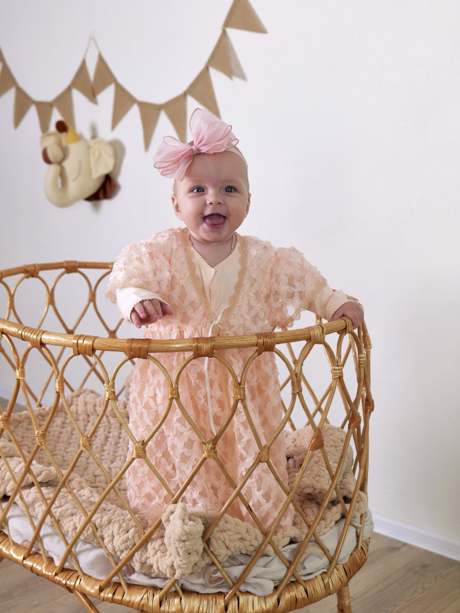 Нарядный комплект для девочки: комбинезон с пеньюаром, персиковый, Ажурная клетка Нарядный комплект для девочки: комбинезон с пеньюаром, персиковый, Ажурная клетка