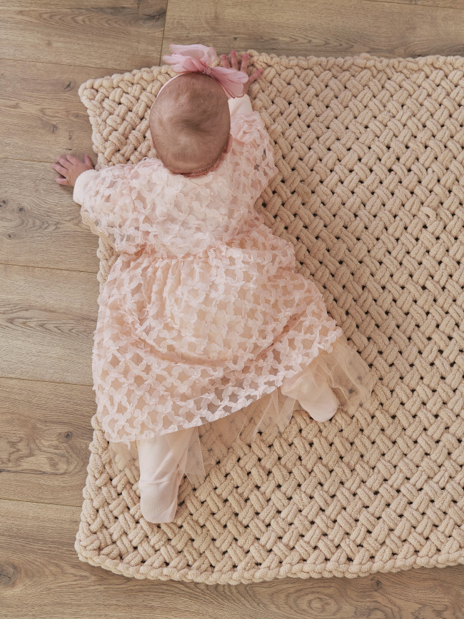 Нарядный комплект для девочки: комбинезон с пеньюаром, персиковый, Ажурная клетка Нарядный комплект для девочки: комбинезон с пеньюаром, персиковый, Ажурная клетка