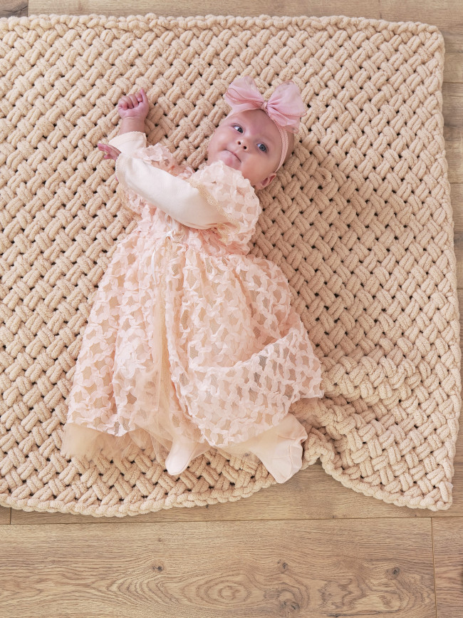 Нарядный комплект для девочки: комбинезон с пеньюаром, персиковый, Ажурная клетка Нарядный комплект для девочки: комбинезон с пеньюаром, персиковый, Ажурная клетка