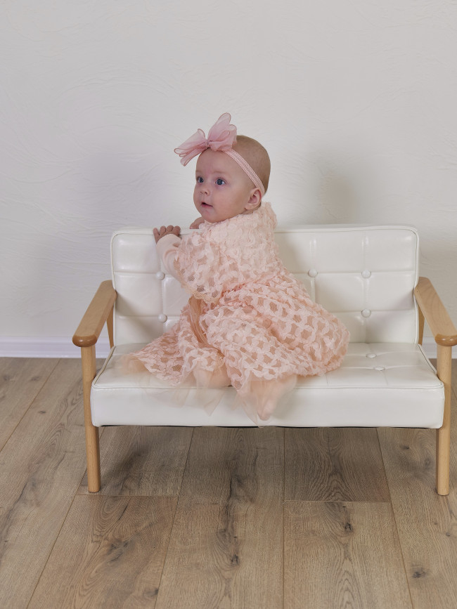 Нарядный комплект для девочки: комбинезон с пеньюаром, персиковый, Ажурная клетка Нарядный комплект для девочки: комбинезон с пеньюаром, персиковый, Ажурная клетка