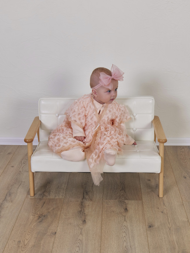 Нарядный комплект для девочки: комбинезон с пеньюаром, персиковый, Ажурная клетка Нарядный комплект для девочки: комбинезон с пеньюаром, персиковый, Ажурная клетка