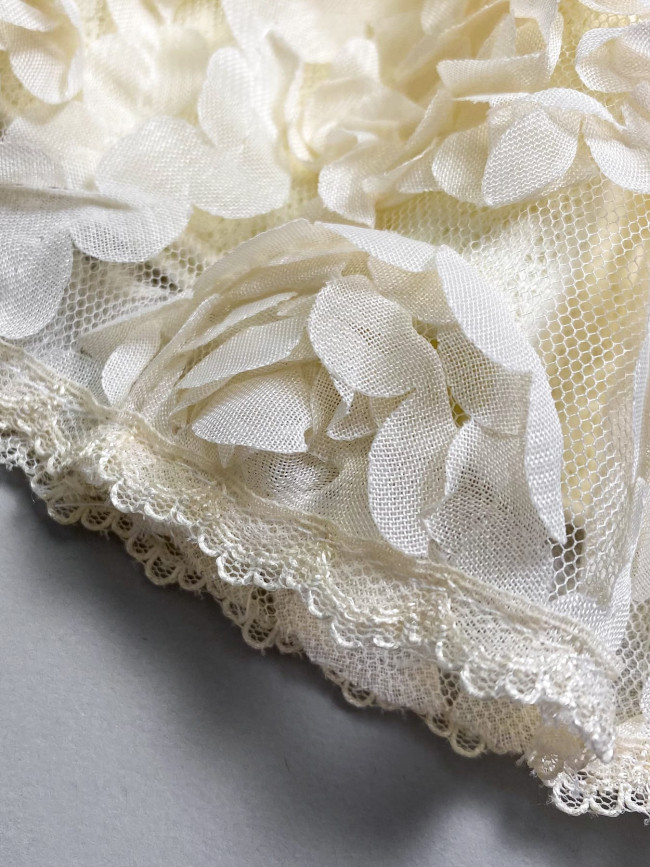 Нарядное желтое детское платье, Пышные розочки