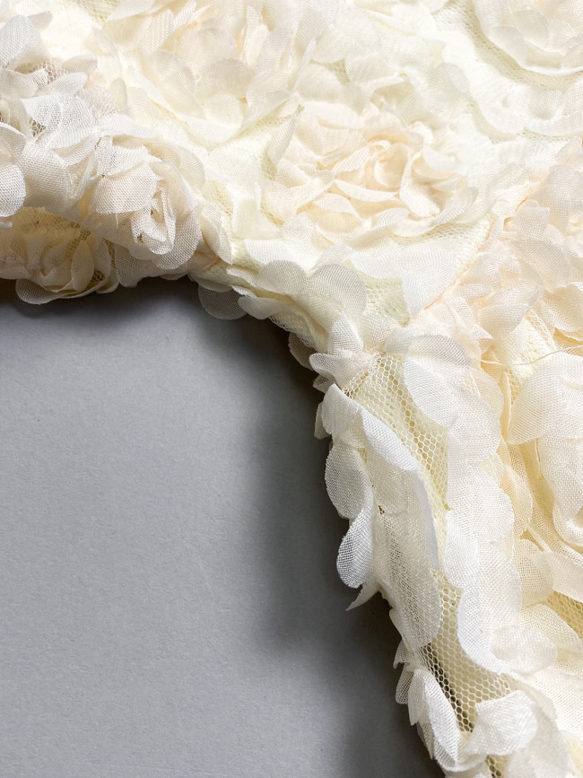 Нарядное желтое детское платье, Пышные розочки